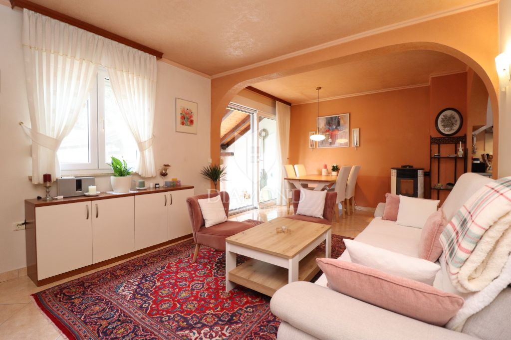 Poreč, Haus mit zwei Wohnungen und Meerblick