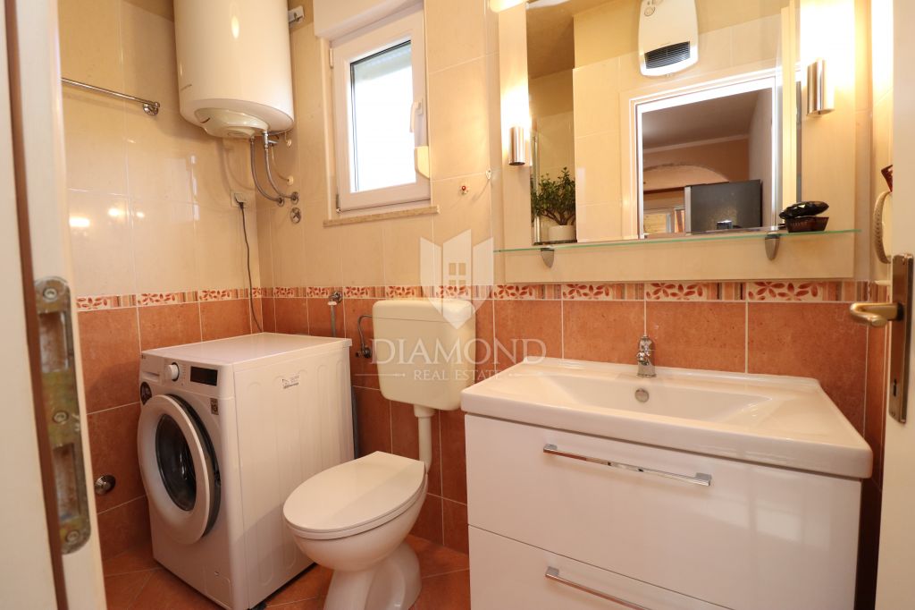 Poreč, Haus mit zwei Wohnungen und Meerblick