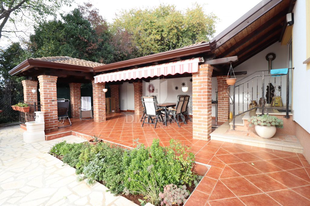 Poreč, Haus mit zwei Wohnungen und Meerblick