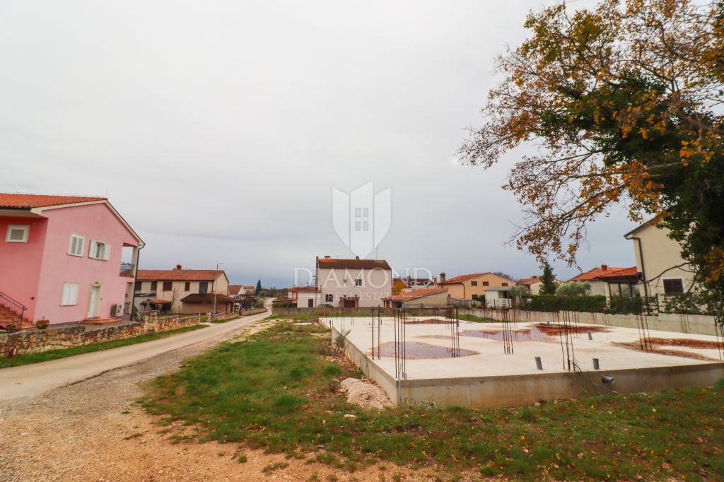 Bale, v bližini centra, zazidljivo zemlji&scaron;če z dovoljenjem in projektom