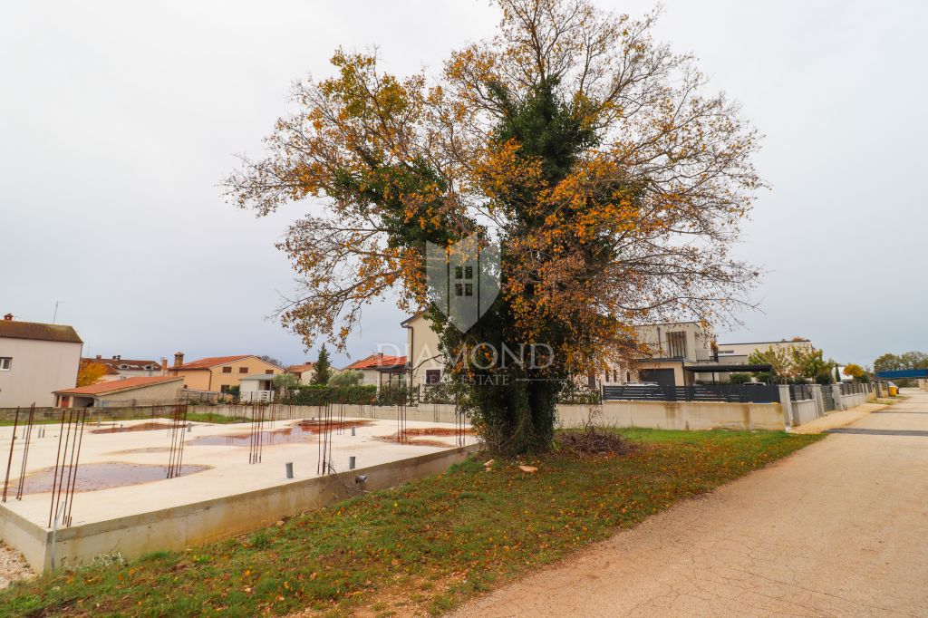 Bale, v bližini centra, zazidljivo zemlji&scaron;če z dovoljenjem in projektom