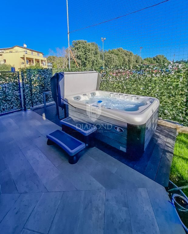 Occasione! Cittanova, appartamento al piano terra con giardino, prima fila al mare!