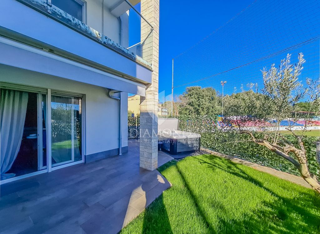 Occasione! Cittanova, appartamento al piano terra con giardino, prima fila al mare!