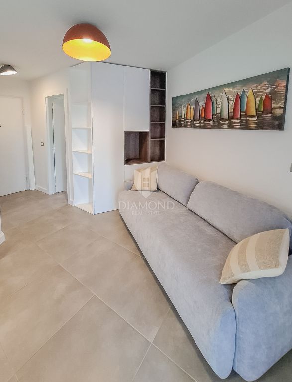 Occasione! Cittanova, appartamento al piano terra con giardino, prima fila al mare!