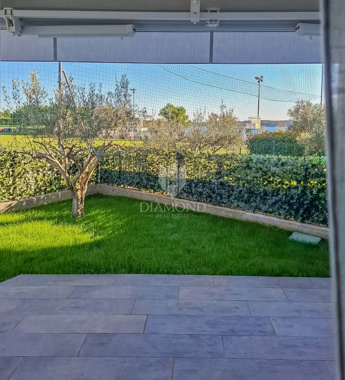 Occasione! Cittanova, appartamento al piano terra con giardino, prima fila al mare!