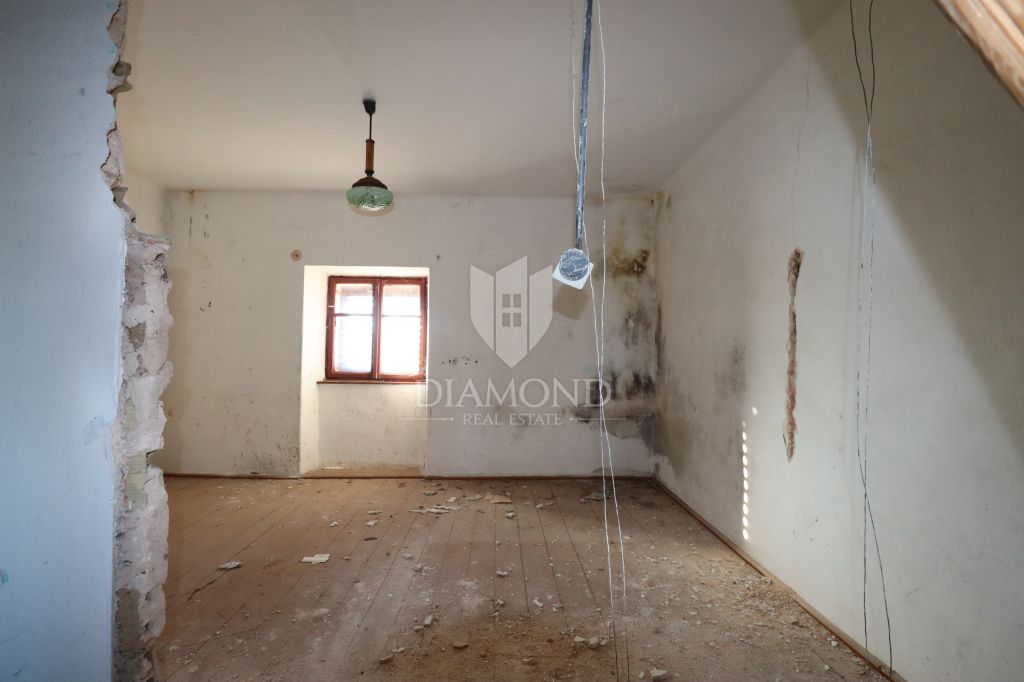 Dve hi&scaron;i za prenovo z velikim dvori&scaron;čem, okolica Žminja