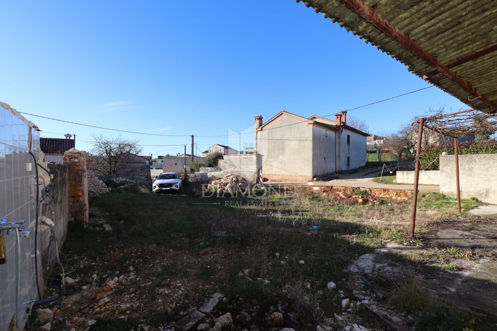 Dve hi&scaron;i za prenovo z velikim dvori&scaron;čem, okolica Žminja