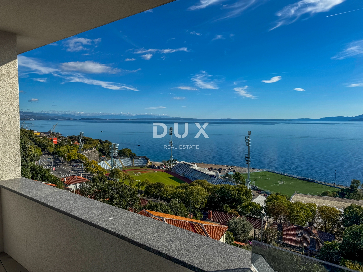 RIJEKA, KANTRIDA – 141 m² große Wohnung in einem luxuriösen Neubau, nur 250 Meter vom Meer entfernt, mit Garage und Panoramablick auf das Meer