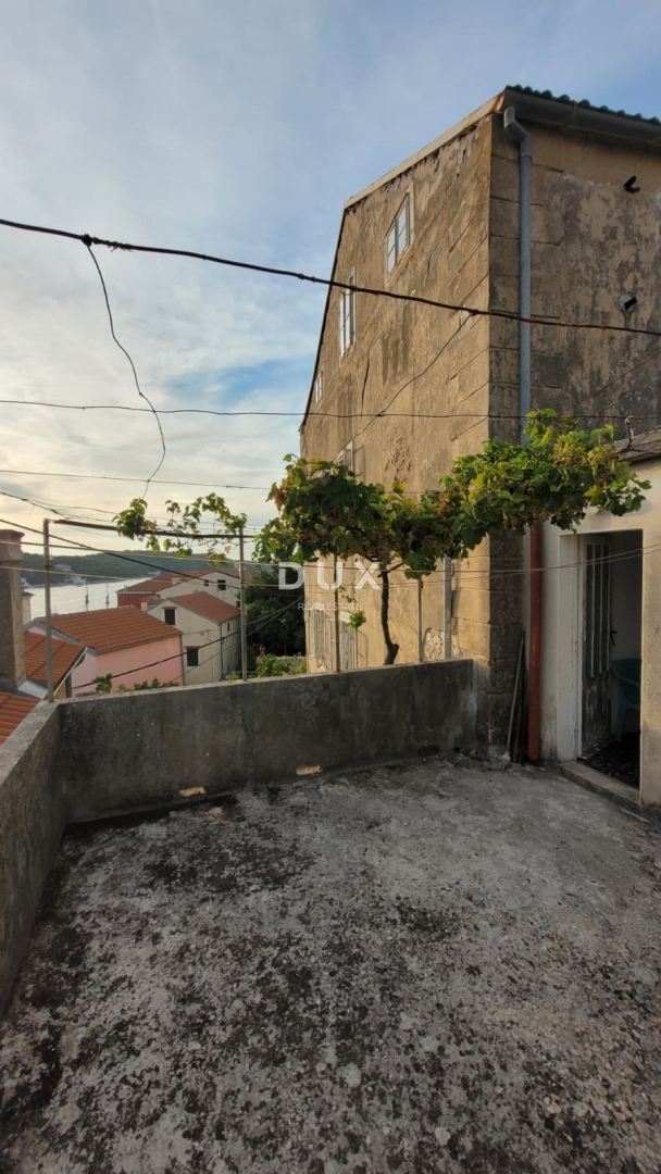 MALI LOŠINJ – Povijesna kamena kuća 450 m² u srcu Lošinja, 50 m od mora, idealna za boutique hotel ili Bed&Breakfast!