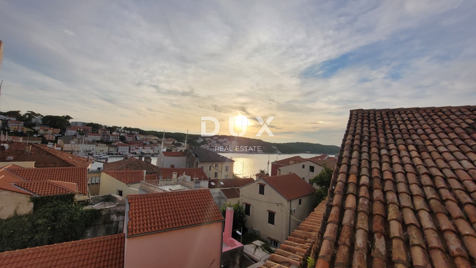 MALI LOŠINJ – Povijesna kamena kuća 450 m² u srcu Lošinja, 50 m od mora, idealna za boutique hotel ili Bed&Breakfast!