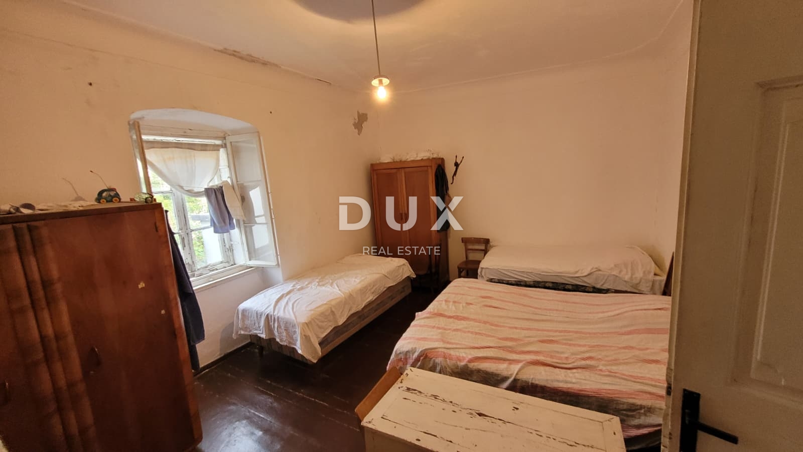 MALI LOŠINJ – Povijesna kamena kuća 450 m² u srcu Lošinja, 50 m od mora, idealna za boutique hotel ili Bed&Breakfast!