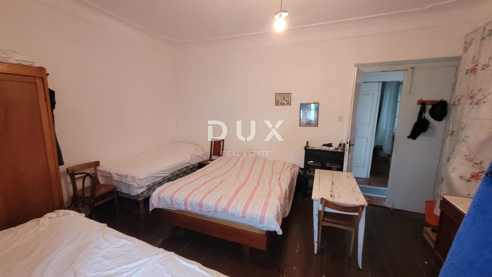 MALI LOŠINJ – Povijesna kamena kuća 450 m² u srcu Lošinja, 50 m od mora, idealna za boutique hotel ili Bed&Breakfast!