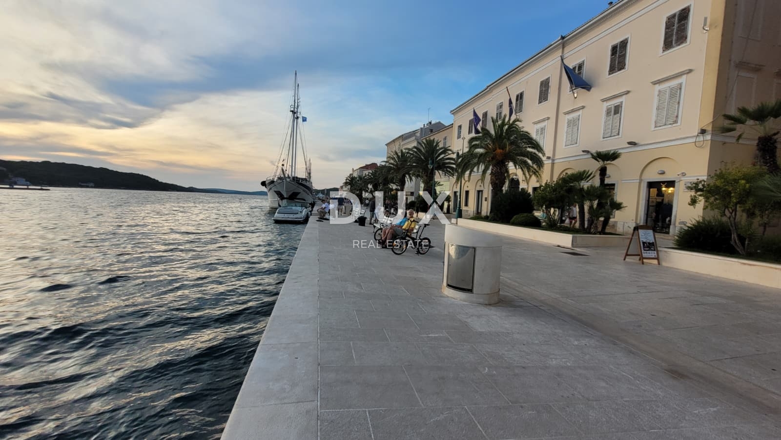 MALI LOŠINJ – Povijesna kamena kuća 450 m² u srcu Lošinja, 50 m od mora, idealna za boutique hotel ili Bed&Breakfast!