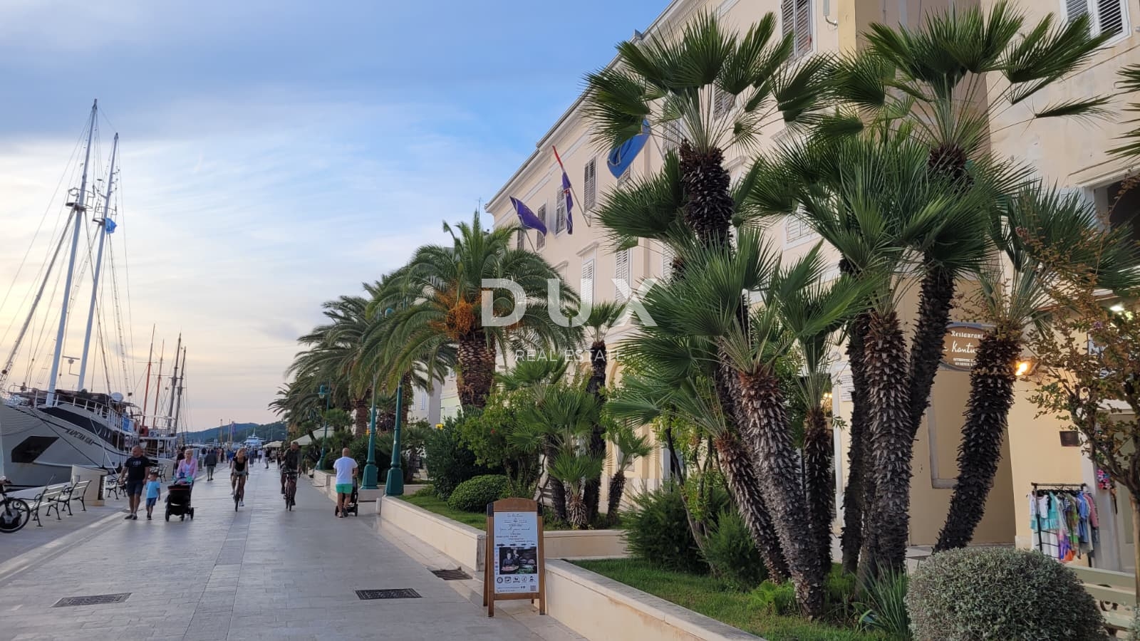 MALI LOŠINJ – Povijesna kamena kuća 450 m² u srcu Lošinja, 50 m od mora, idealna za boutique hotel ili Bed&Breakfast!