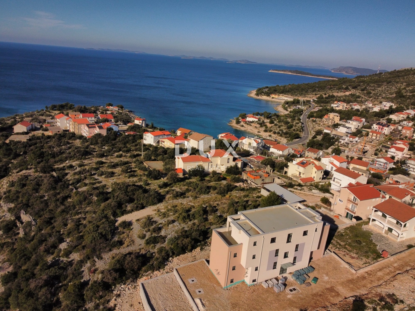 PRIMOŠTEN, DOLAC – Dvosoban stan u kvalitetnoj novogradnji s prekrasnim pogledom na more PRLIKA!