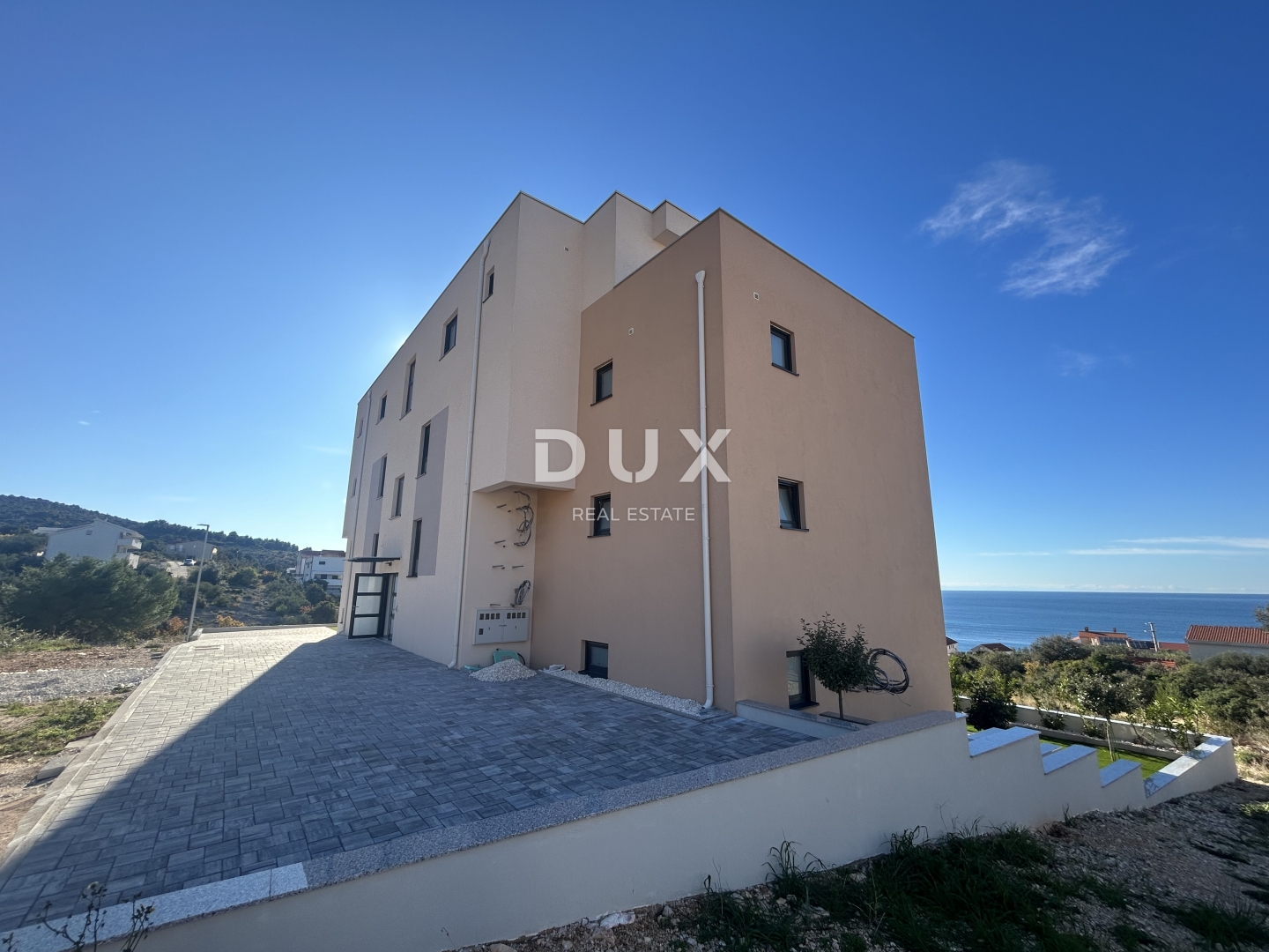 PRIMOŠTEN, DOLAC – Dvosoban stan u kvalitetnoj novogradnji s prekrasnim pogledom na more PRLIKA!