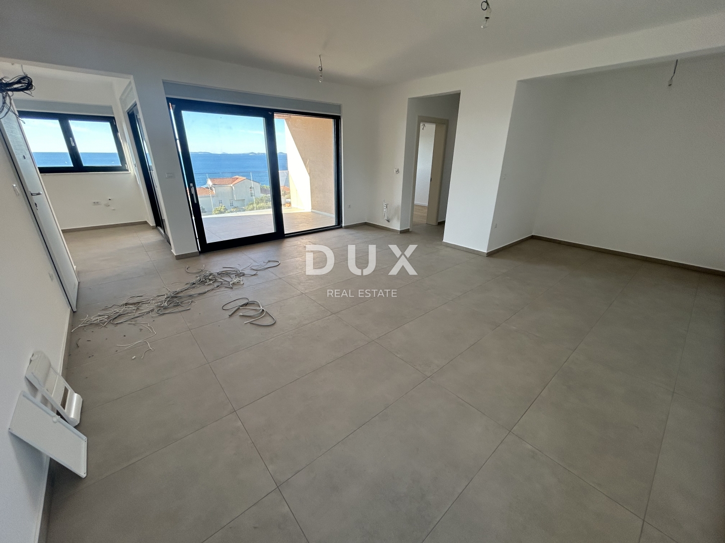 PRIMOŠTEN, DOLAC – NOVOGRADNJA! Dvosoban stan s predivnim pogledom. PRILIKA!