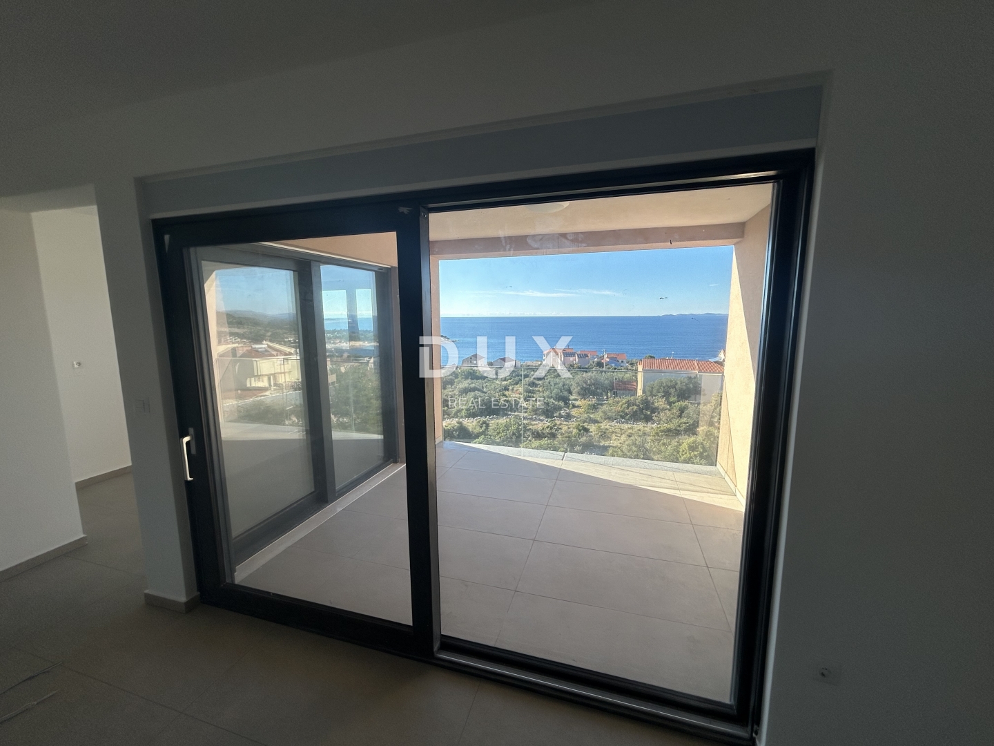 PRIMOŠTEN, DOLAC – NOVOGRADNJA! Dvosoban stan s predivnim pogledom. PRILIKA!