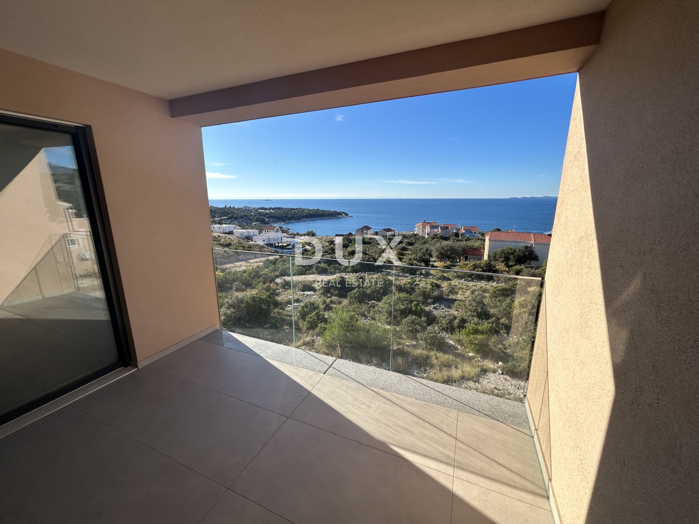 PRIMOŠTEN, DOLAC – NOVOGRADNJA! Dvosoban stan s predivnim pogledom. PRILIKA!