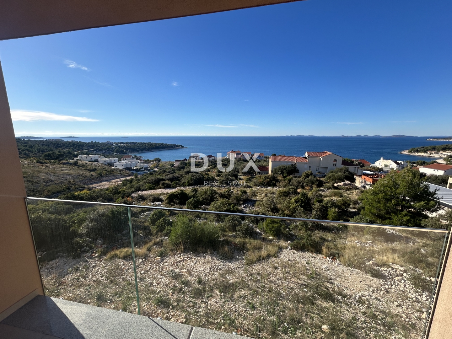 PRIMOŠTEN, DOLAC – NOVOGRADNJA! Dvosoban stan s predivnim pogledom. PRILIKA!