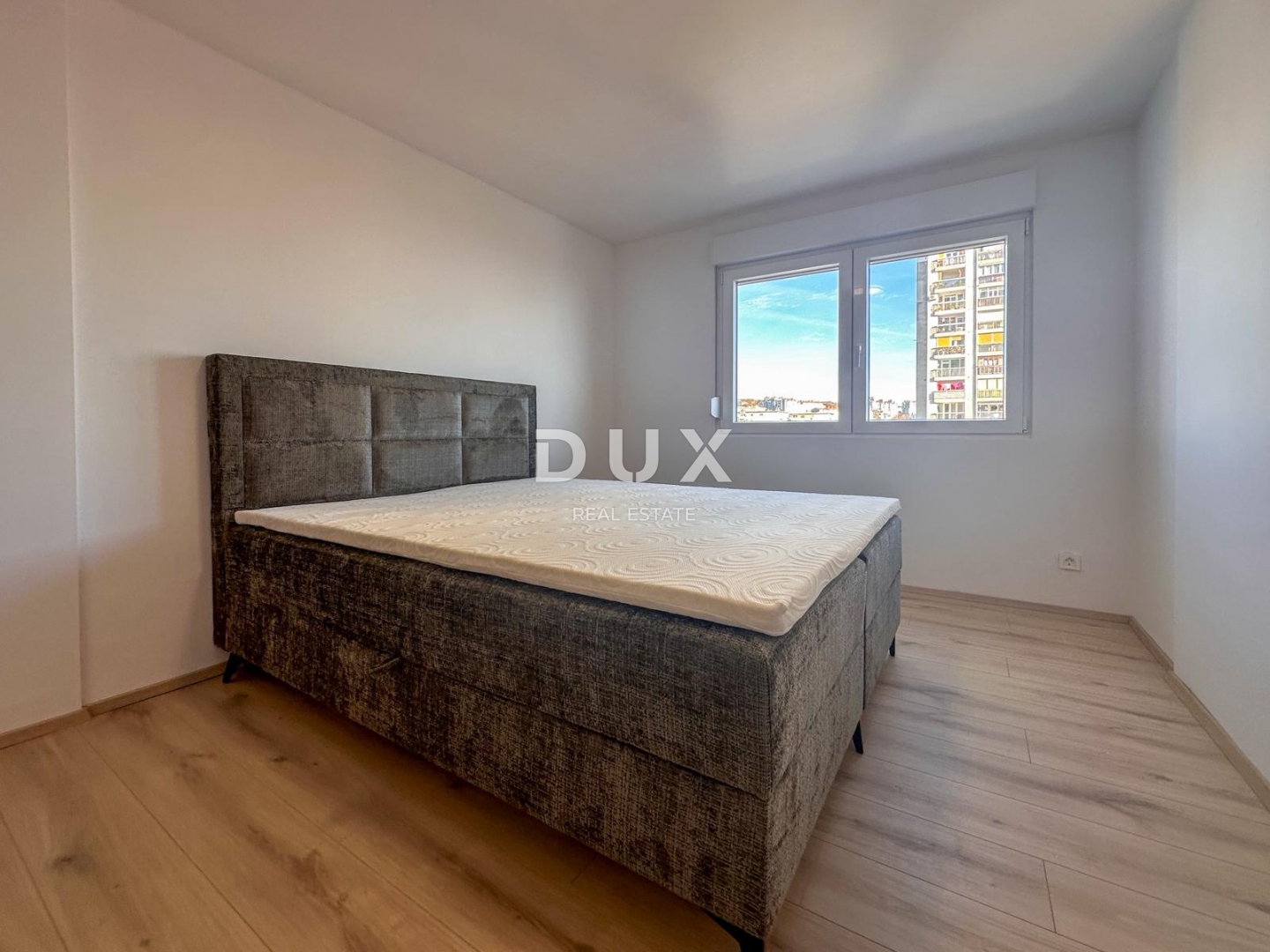 RIJEKA, ZAMET – frisch renovierte 2-Zimmer-Wohnung mit Wohnzimmer, Loggia und Meerblick