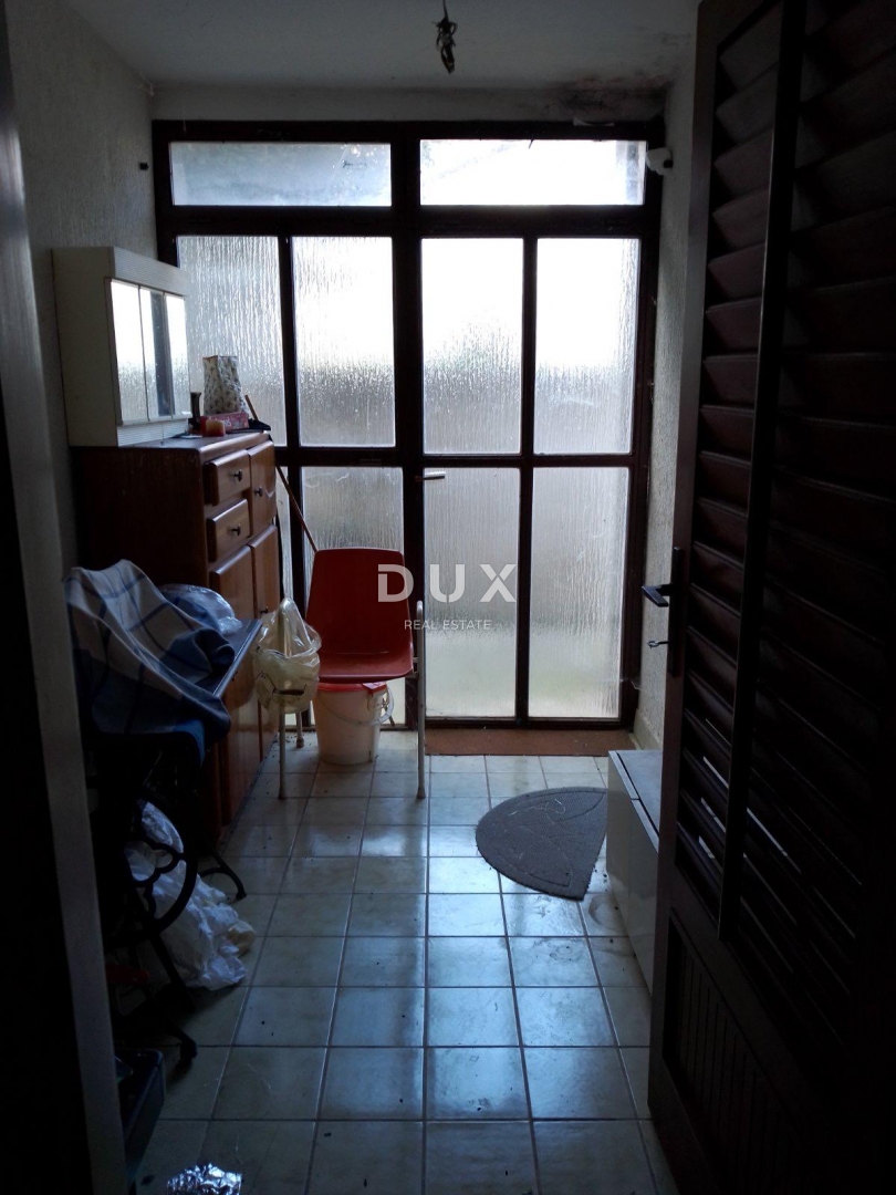 ISTRA, RABAC - Stan za renovaciju s pogledom na more vrtom i garažom!