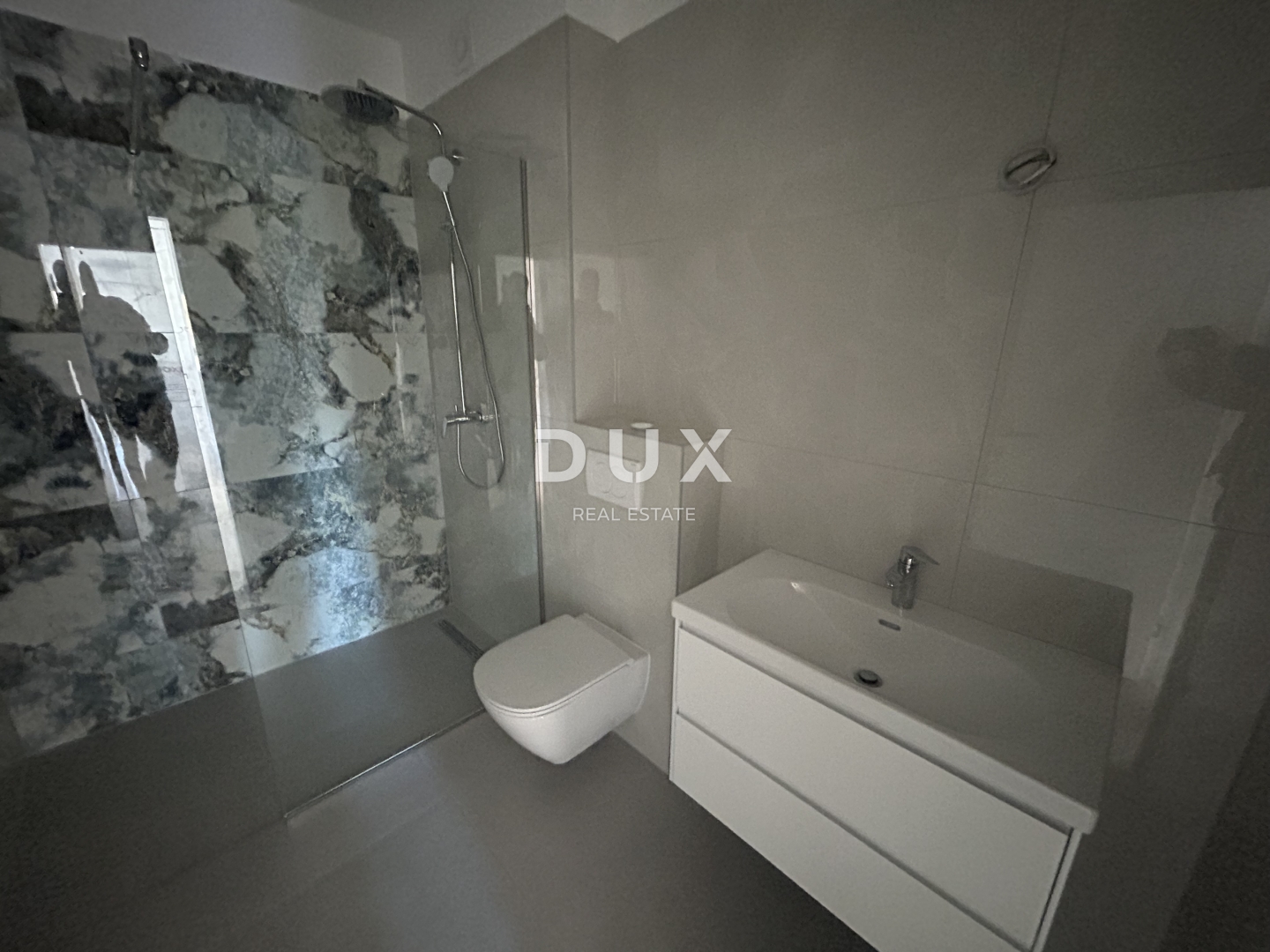 ŠIBENIK, TRIBUNJ – Stan u prizemlju novogradnje s dvorištem! PRILIKA!