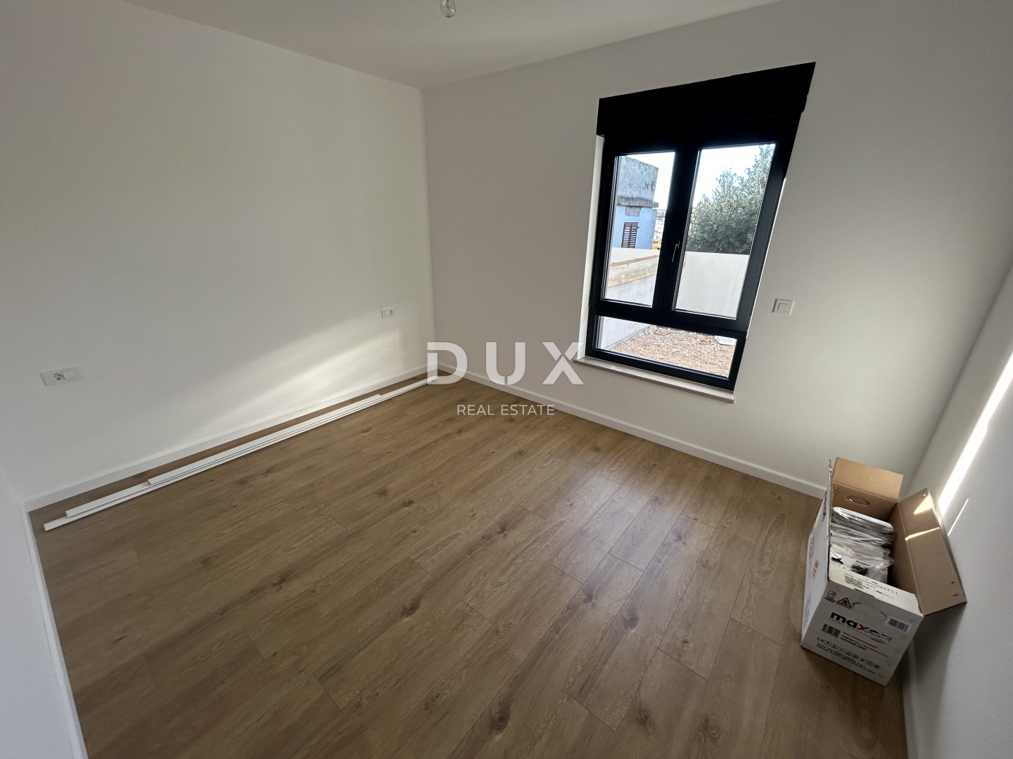 ŠIBENIK, TRIBUNJ – Stan u prizemlju novogradnje s dvorištem! PRILIKA!