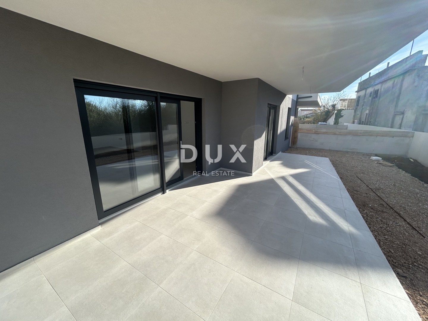 ŠIBENIK, TRIBUNJ – Stan u prizemlju novogradnje s dvorištem! PRILIKA!