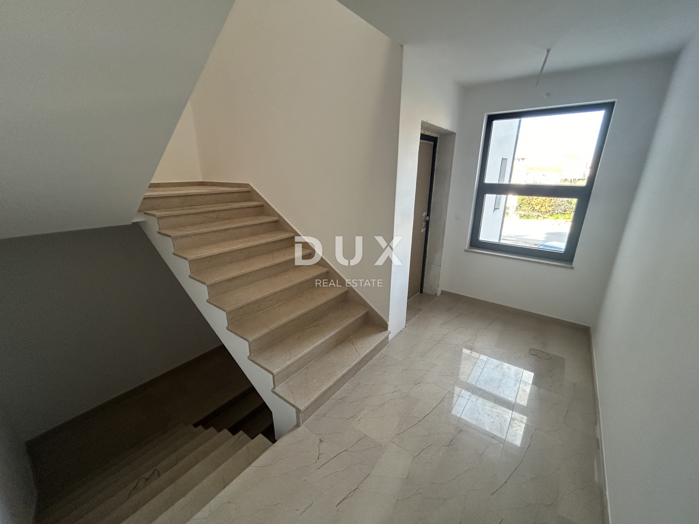 ŠIBENIK, TRIBUNJ – Stan u prizemlju novogradnje s dvorištem! PRILIKA!