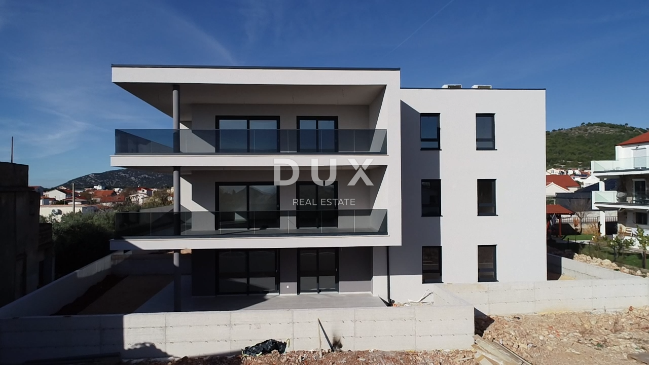 ŠIBENIK, TRIBUNJ – Stan u prizemlju novogradnje s dvorištem! PRILIKA!