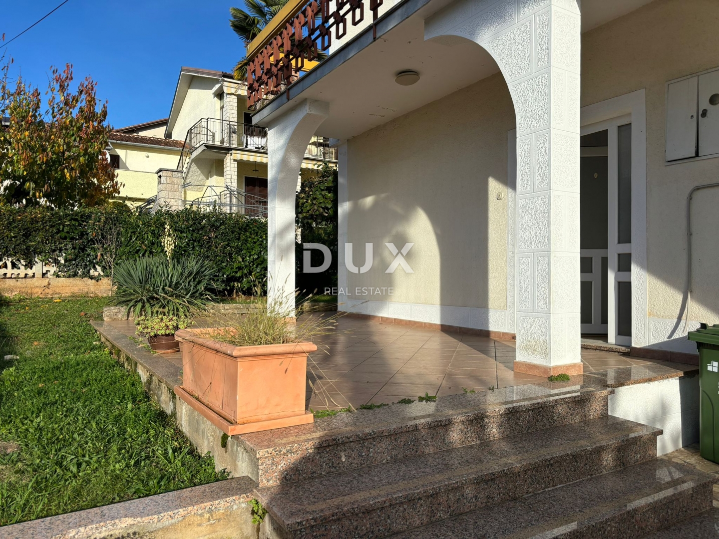 ISTRA, POREČ - Komforan stan sa okućnicom u centru grada!