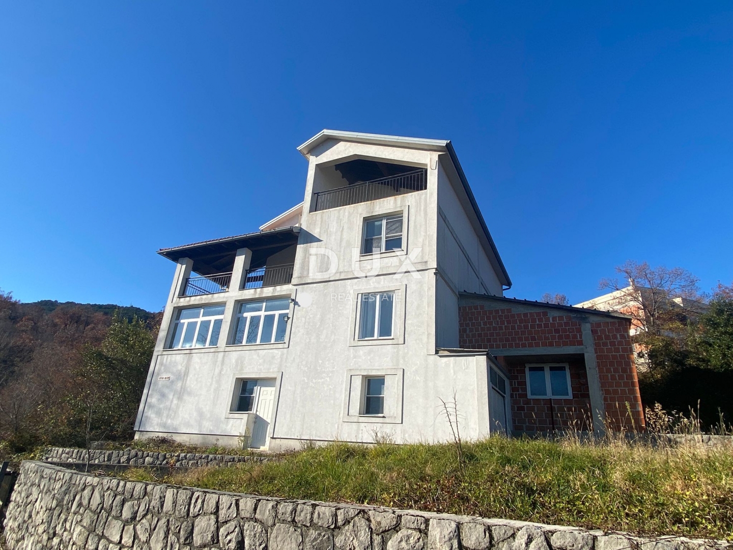 OPATIJA, BREGI – Freistehendes Haus 400 m² + Garten 826 m² + 3 Garagen mit Meerblick! Gelegenheit!