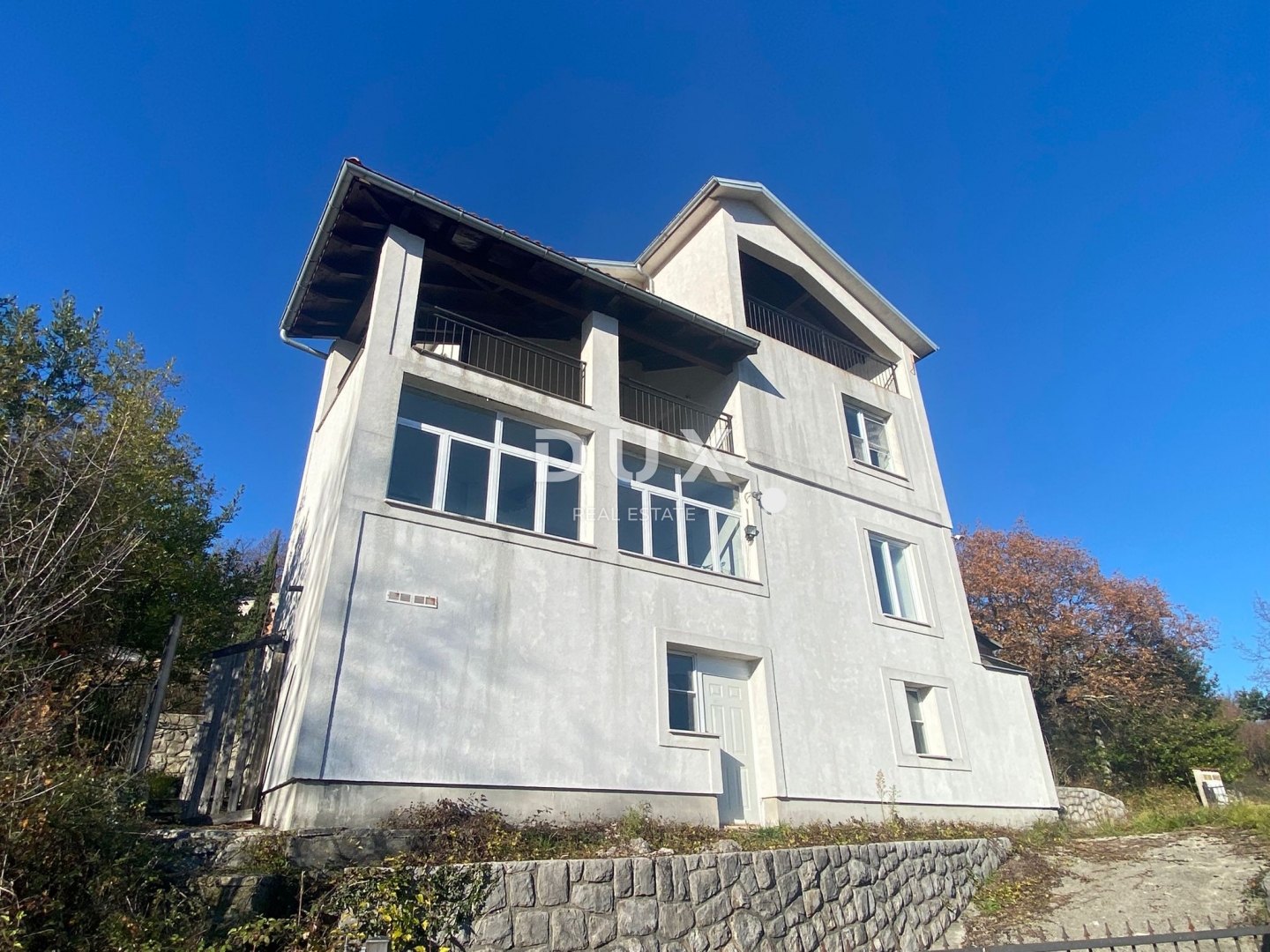 OPATIJA, BREGI – Freistehendes Haus 400 m² + Garten 826 m² + 3 Garagen mit Meerblick! Gelegenheit!