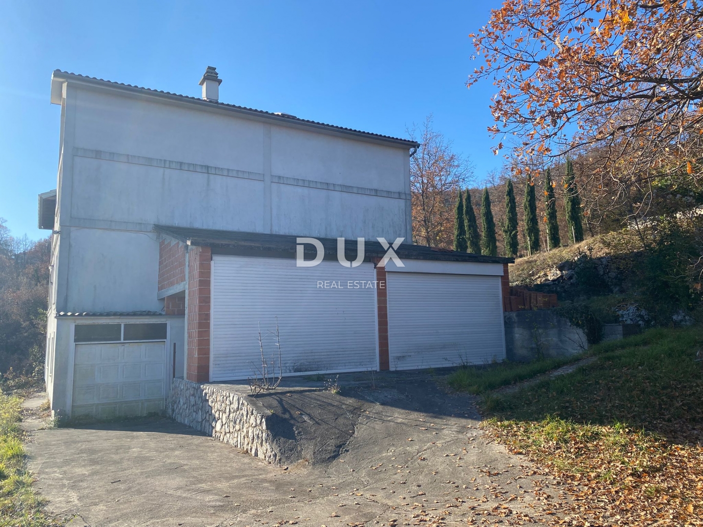 OPATIJA, BREGI – Freistehendes Haus 400 m² + Garten 826 m² + 3 Garagen mit Meerblick! Gelegenheit!