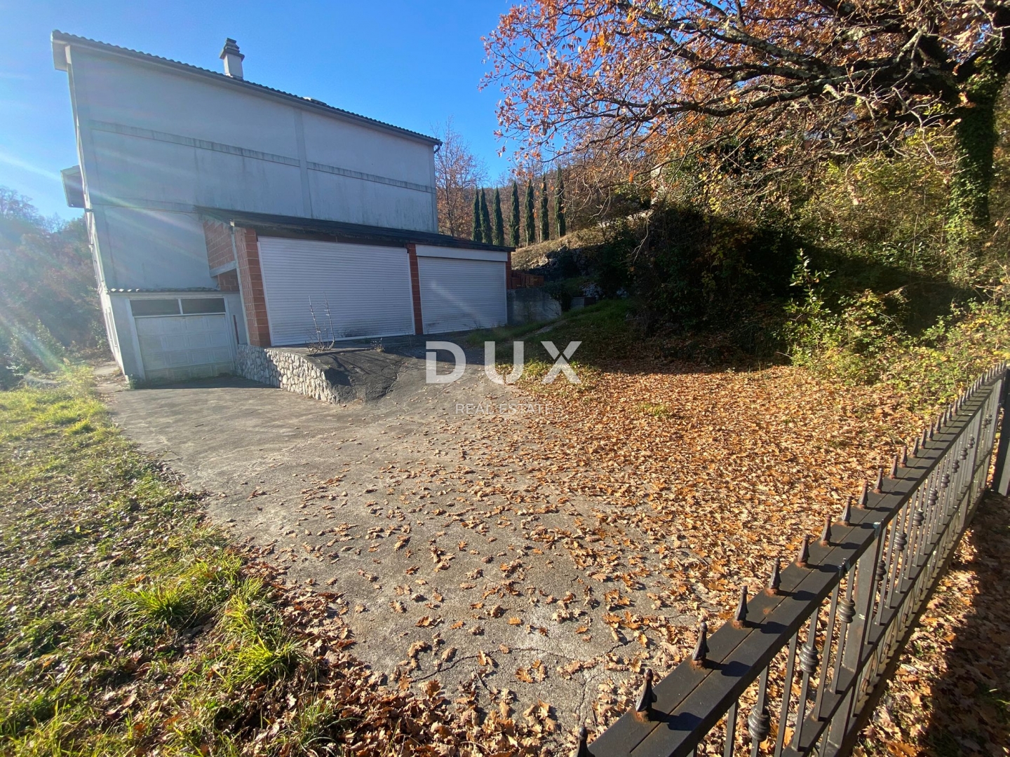 OPATIJA, BREGI – Freistehendes Haus 400 m² + Garten 826 m² + 3 Garagen mit Meerblick! Gelegenheit!