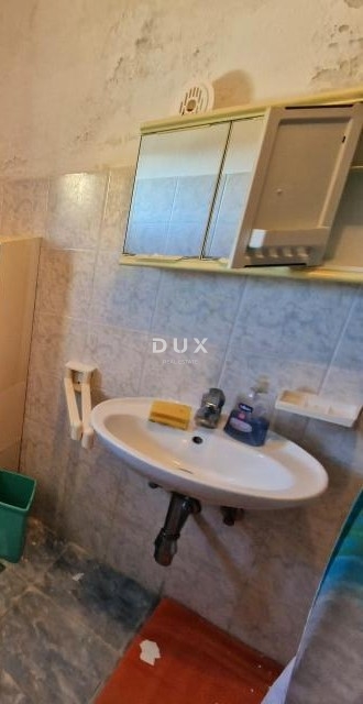 GRAD KRK, VRH - Autentična kamena kuća za obnovu