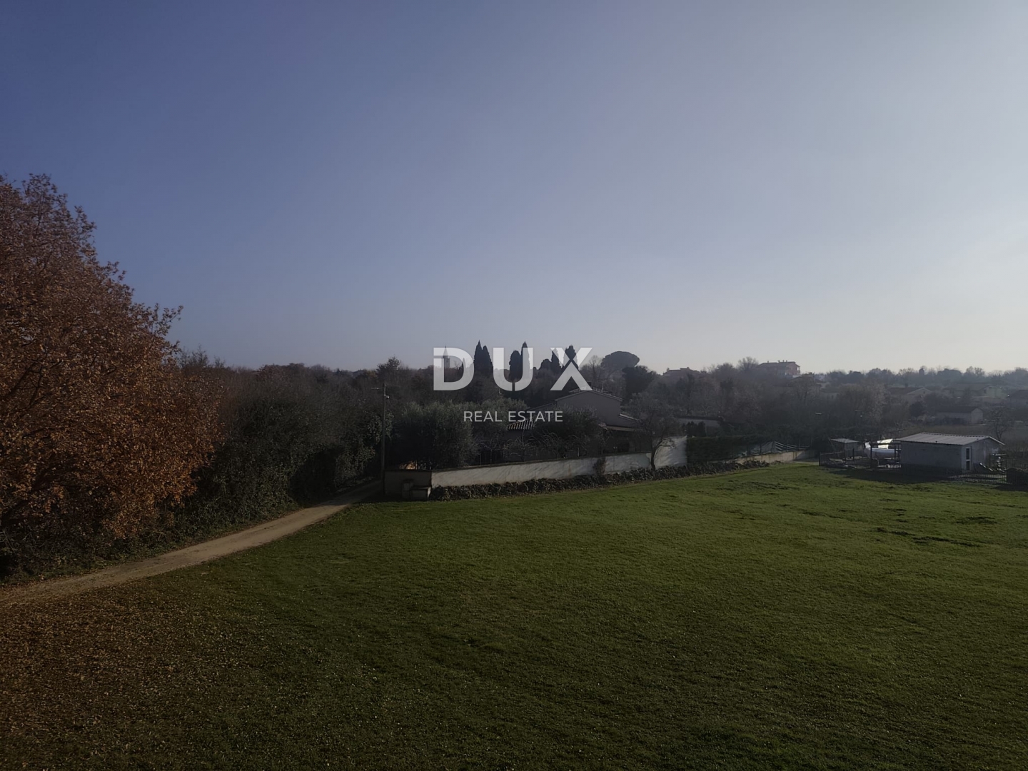 ISTRA, ŠIŠAN - Prostrana roh-bau kuća s velikim građevinskim zemljištem