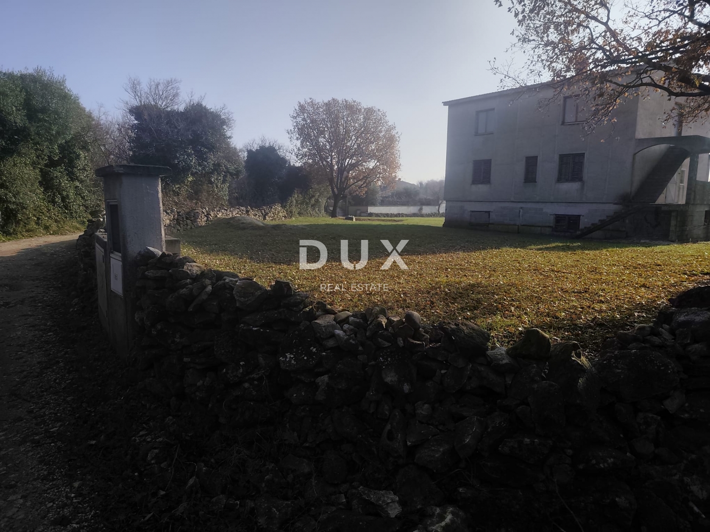 ISTRA, ŠIŠAN - Prostrana roh-bau kuća s velikim građevinskim zemljištem