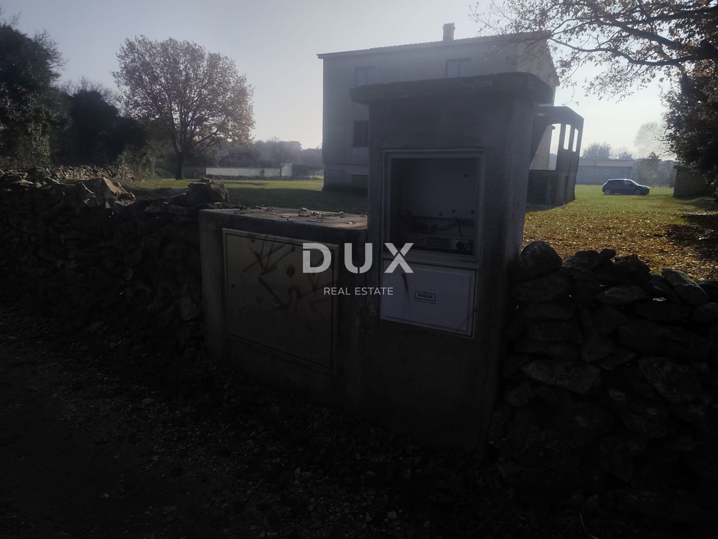 ISTRA, ŠIŠAN - Prostrana roh-bau kuća s velikim građevinskim zemljištem