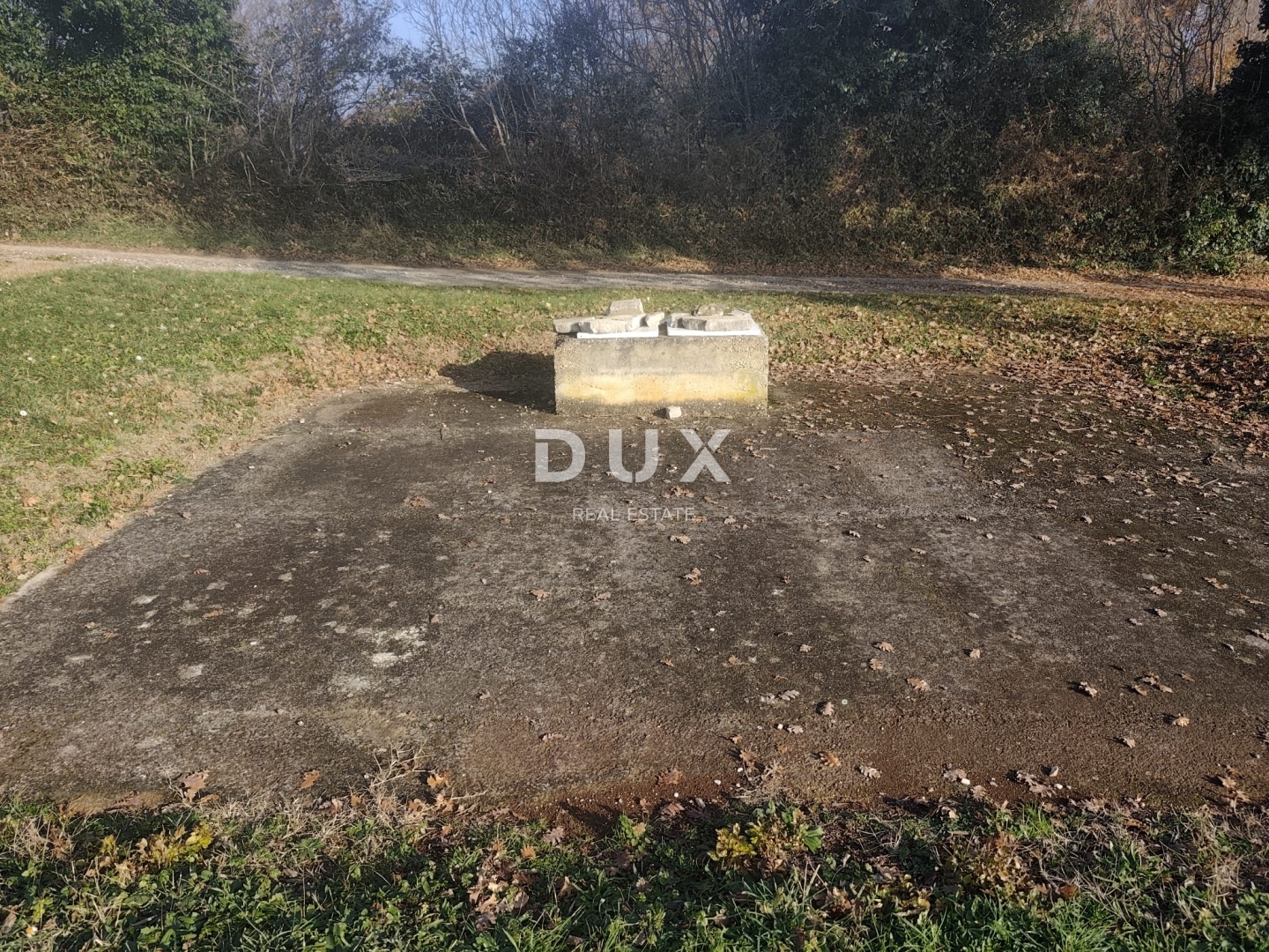 ISTRA, ŠIŠAN - Prostrana roh-bau kuća s velikim građevinskim zemljištem