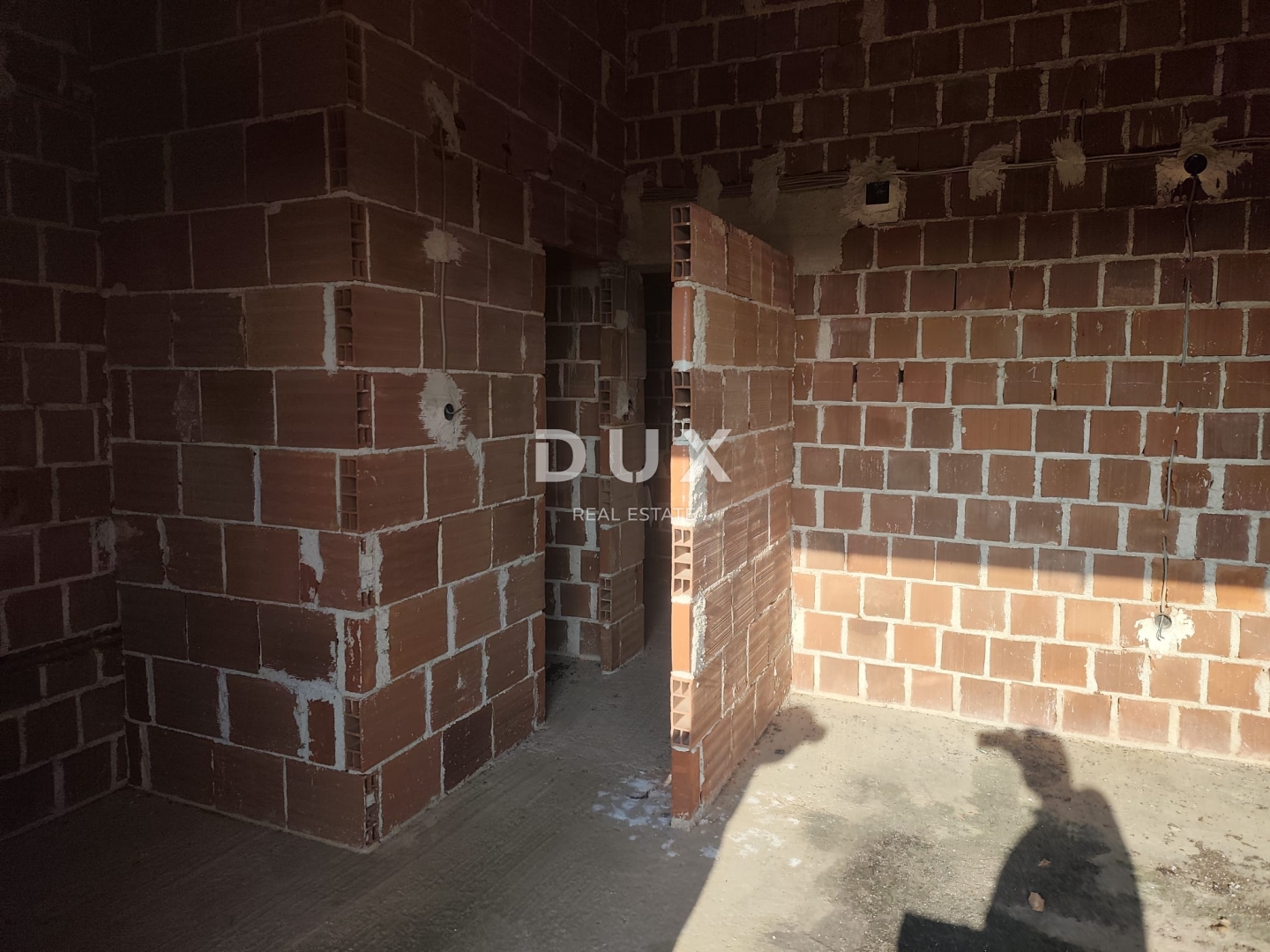 ISTRA, ŠIŠAN - Prostrana roh-bau kuća s velikim građevinskim zemljištem