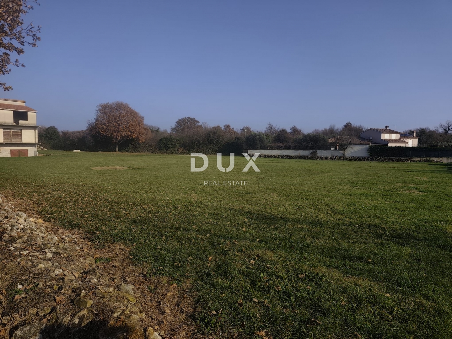 ISTRA, ŠIŠAN - Prostrana roh-bau kuća s velikim građevinskim zemljištem