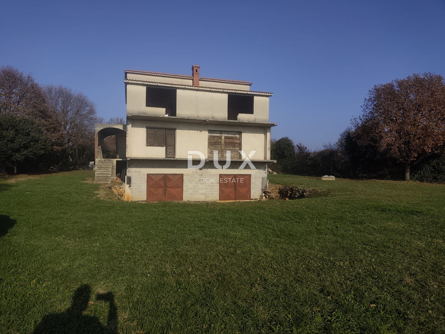 ISTRA, ŠIŠAN - Prostrana roh-bau kuća s velikim građevinskim zemljištem