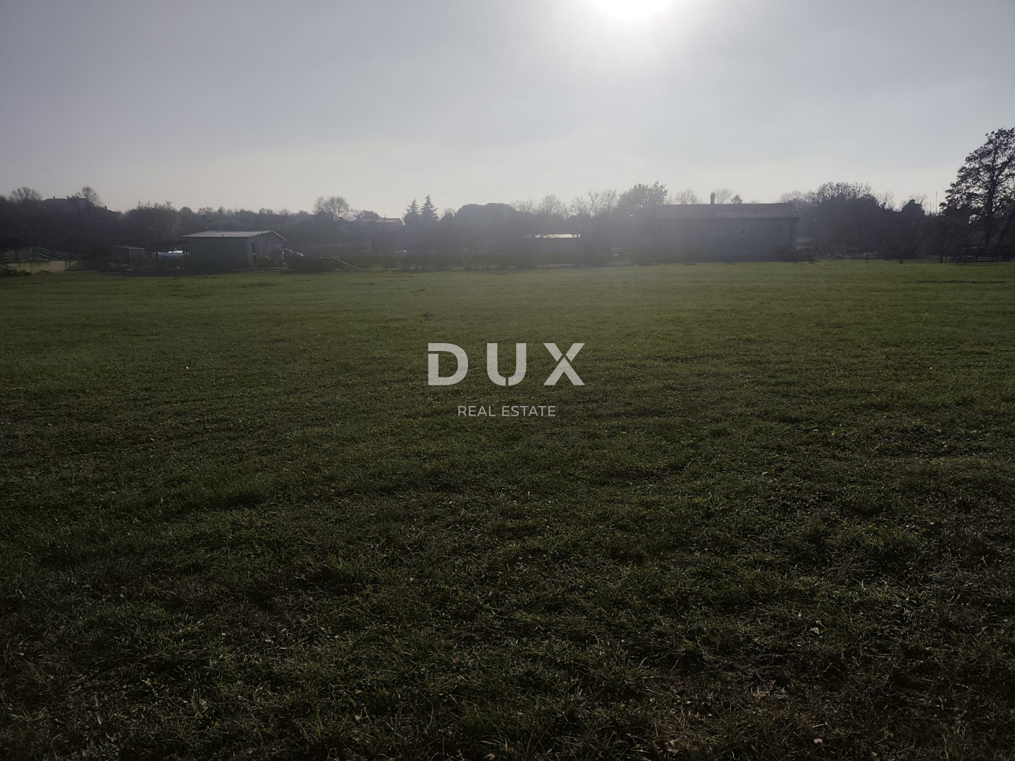 ISTRA, ŠIŠAN - Prostrana roh-bau kuća s velikim građevinskim zemljištem