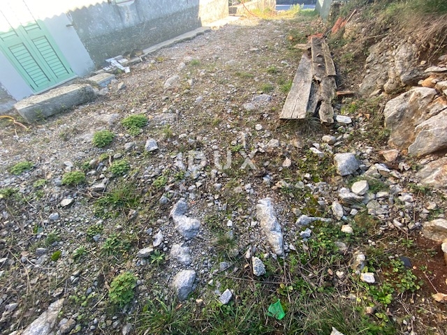 OPATIJA, MATULJI, CENTAR - samostojeća kuća + okućnica na odličnoj lokaciji! PRILIKA!