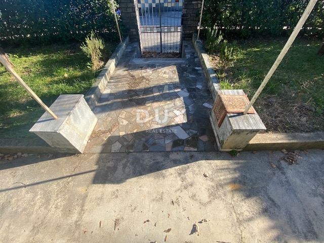 OPATIJA, MATULJI, CENTAR - samostojeća kuća + okućnica na odličnoj lokaciji! PRILIKA!