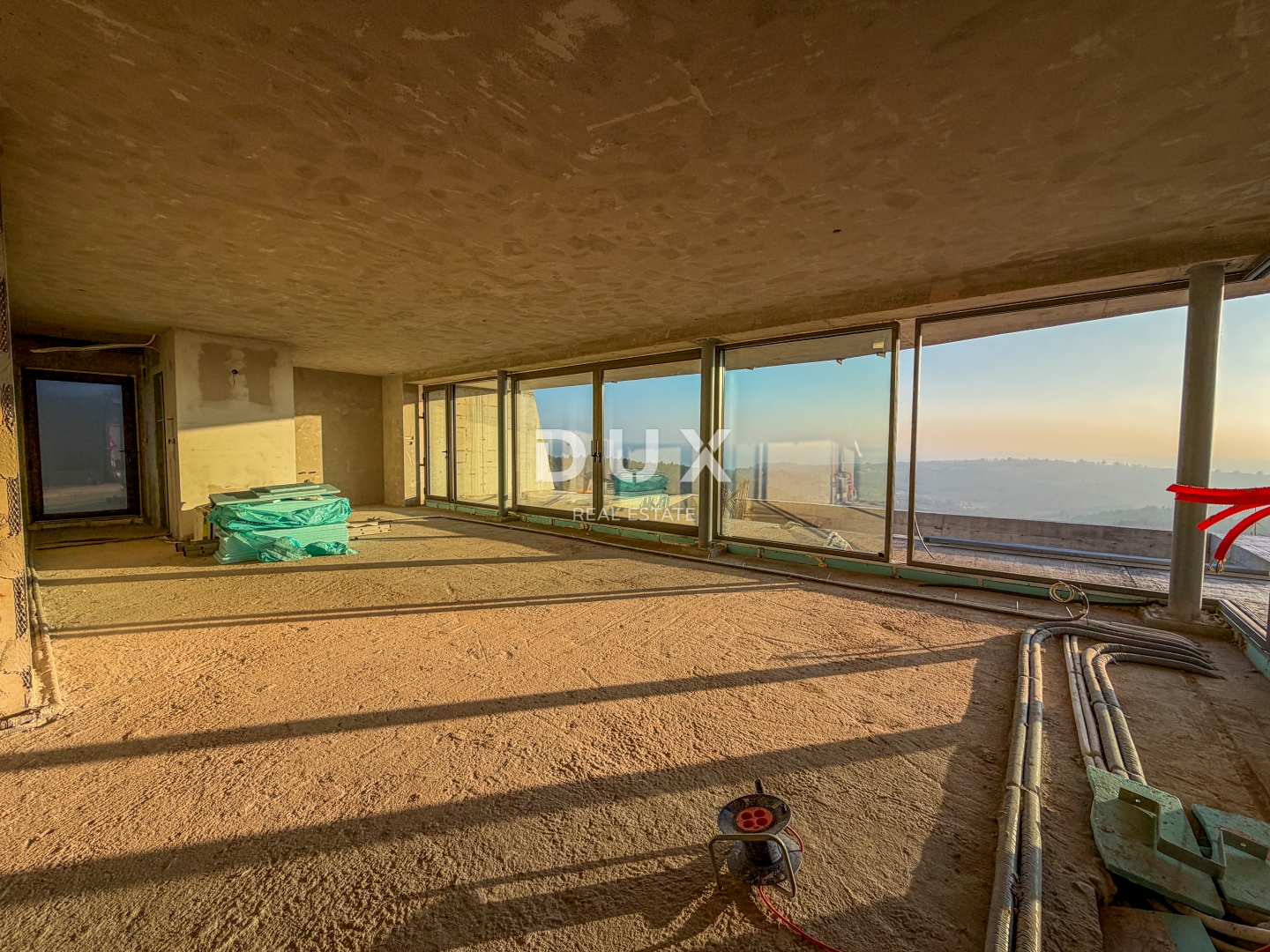 ISTRA, KRASICA - moderna samostojeća vila s bazenom s panoramskim pogledom i garažom