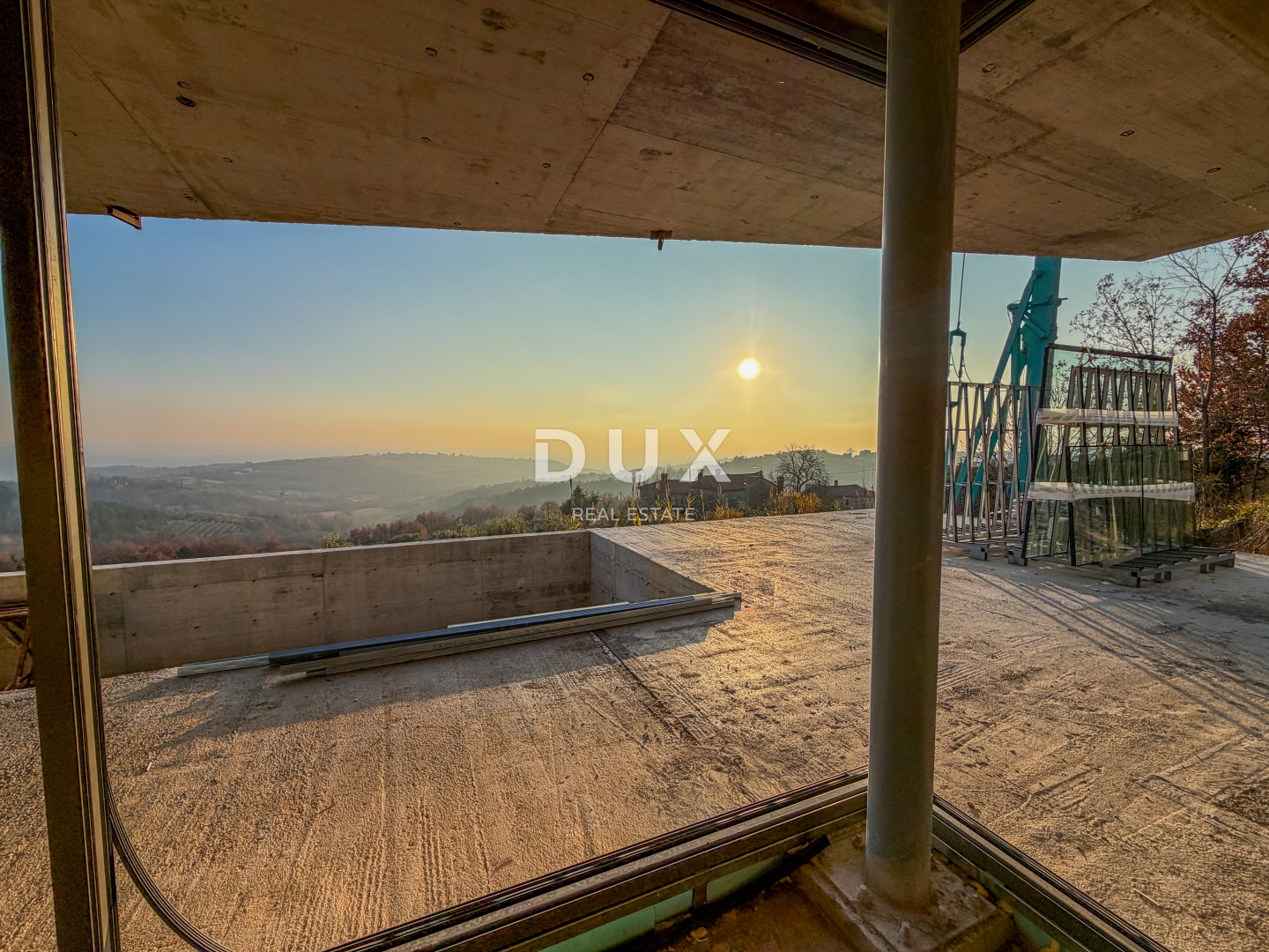 ISTRA, KRASICA - moderna samostojeća vila s bazenom s panoramskim pogledom i garažom