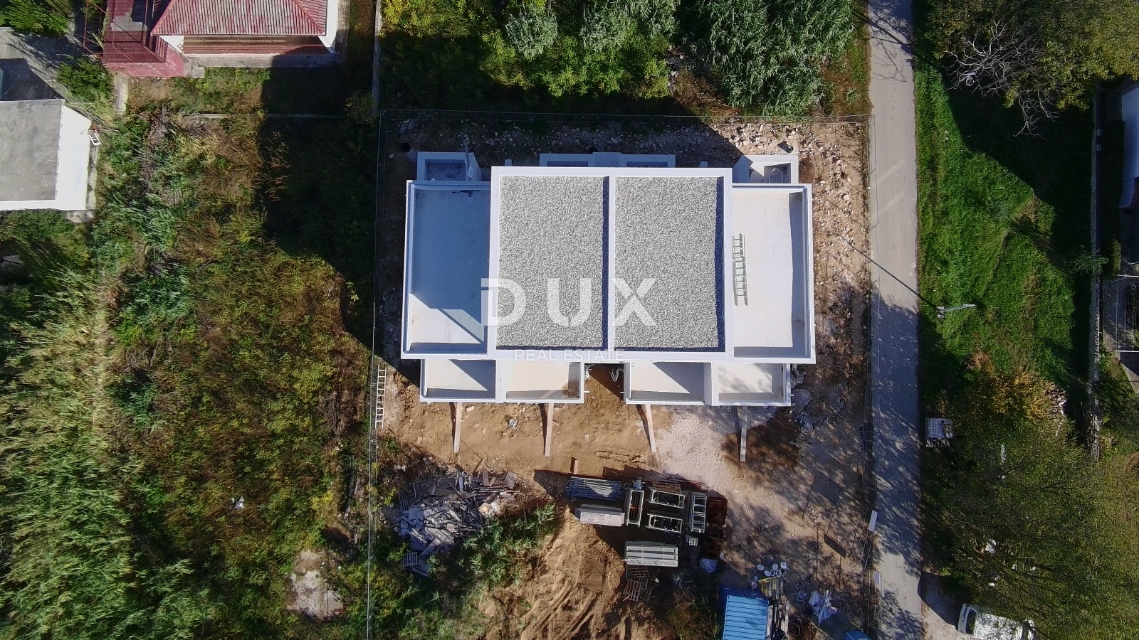 ZADAR, PRIVLAKA - Dvoetažni stan s vlastitim vrtom 3 minute hoda do pješčane plaže! A